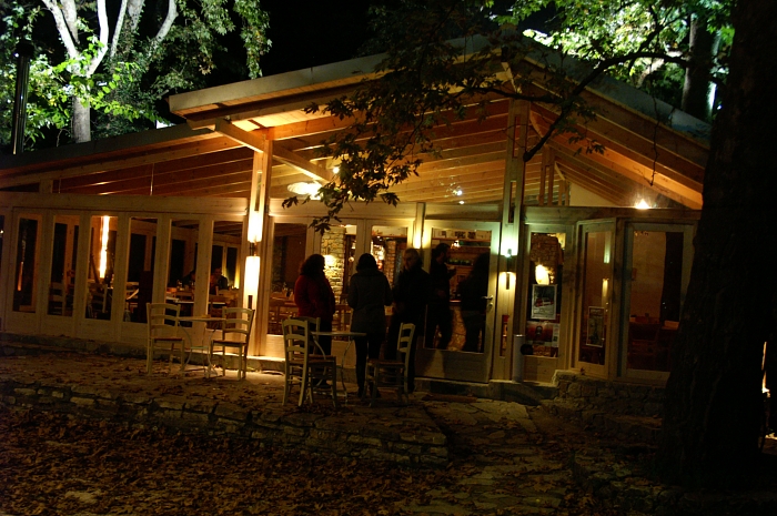 PICT1324 small ARMENI Taverna Tzitzikas.jpg - 309118 Bytes